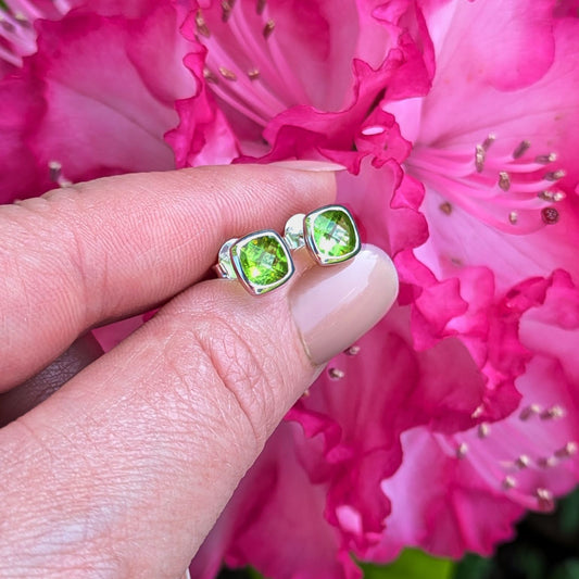Sterling Silver Squircle Facetted Peridot Stud Earrings | The Jewellery Stop
