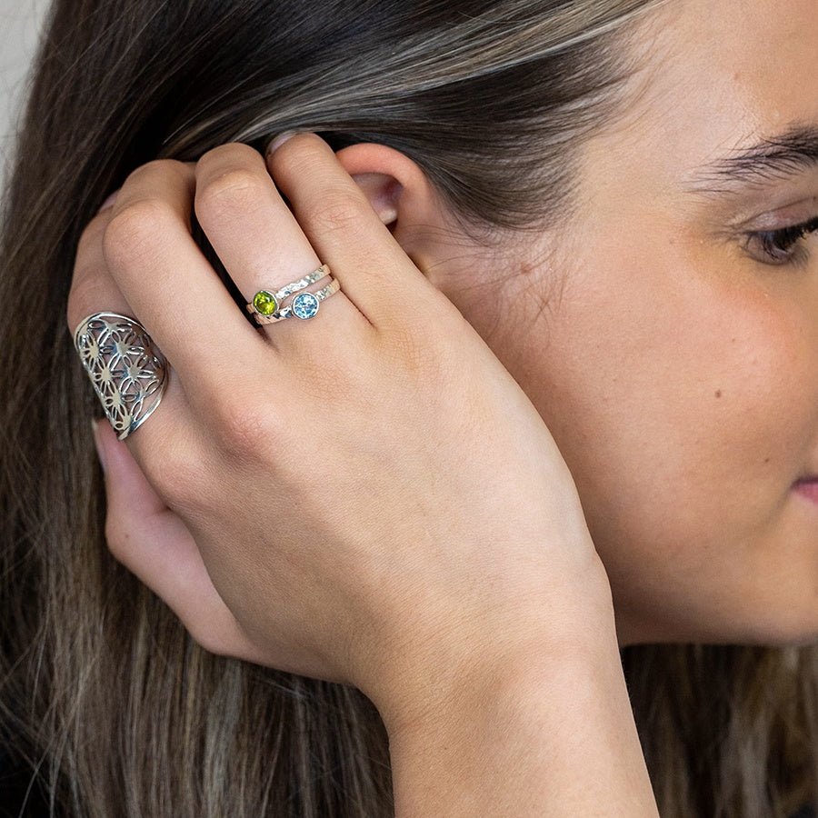 Hammered Sterling Silver Round Faceted Peridot Ring (R) | The Jewellery Stop
