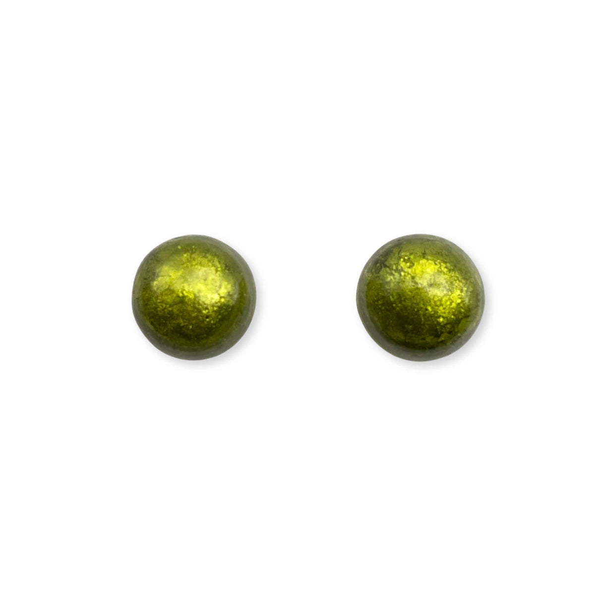Pistazienfarbene glänzende kleine Cabochon-Ohrstecker