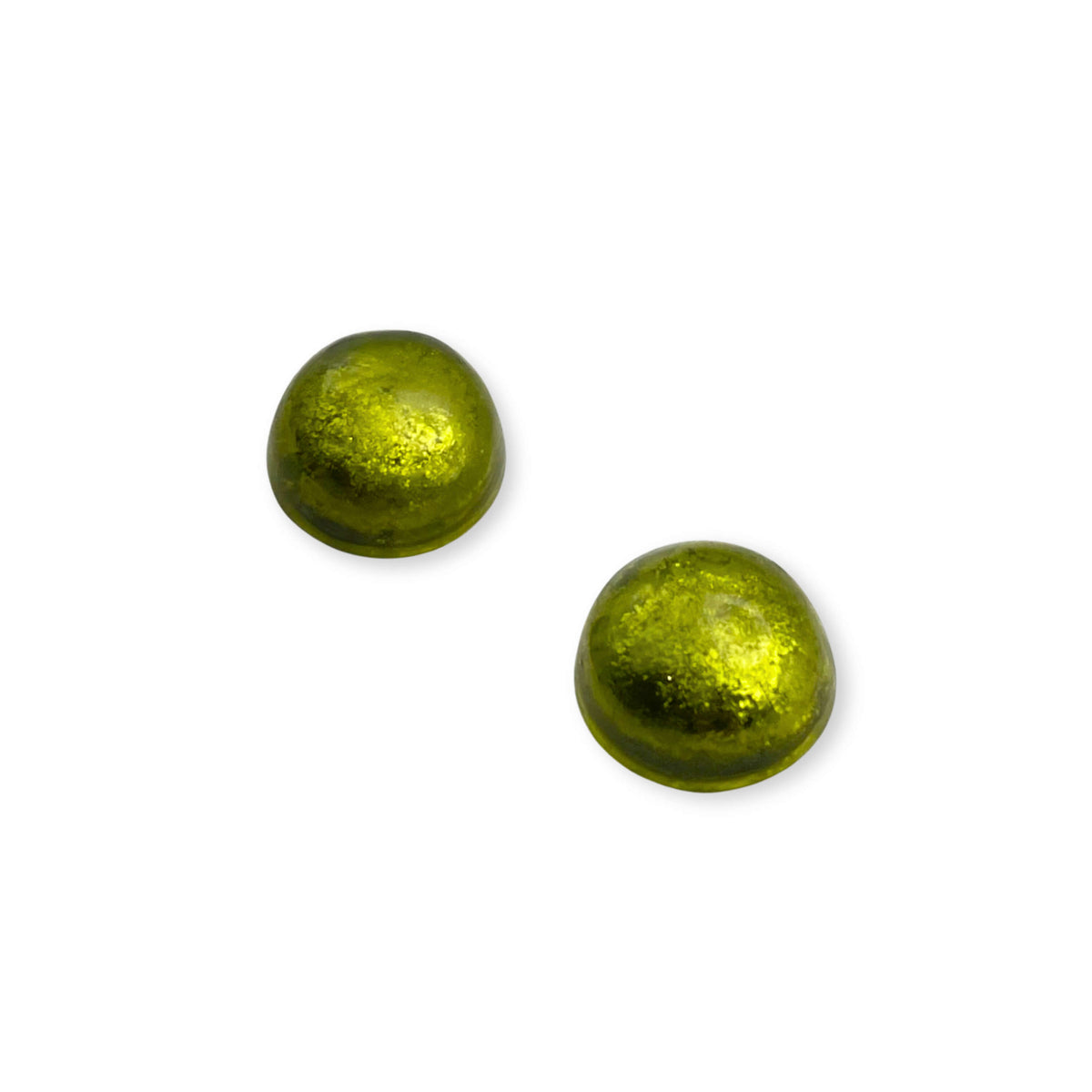Pistazienfarbene glänzende kleine Cabochon-Ohrstecker
